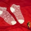 Weiße Mesh-Socken mit Punkten – zart, süß & feminin getragen