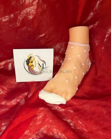 Weiße Mesh-Socken mit Punkten – zart, süß & feminin getragen