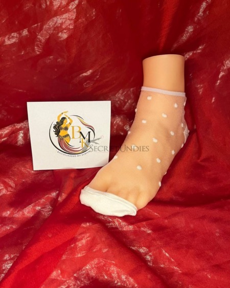 Weiße Mesh-Socken mit Punkten – zart, süß & feminin getragen