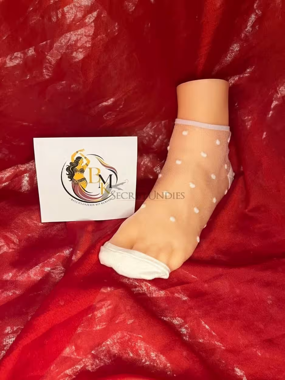 Weiße Mesh-Socken mit Punkten – zart, süß & feminin getragen