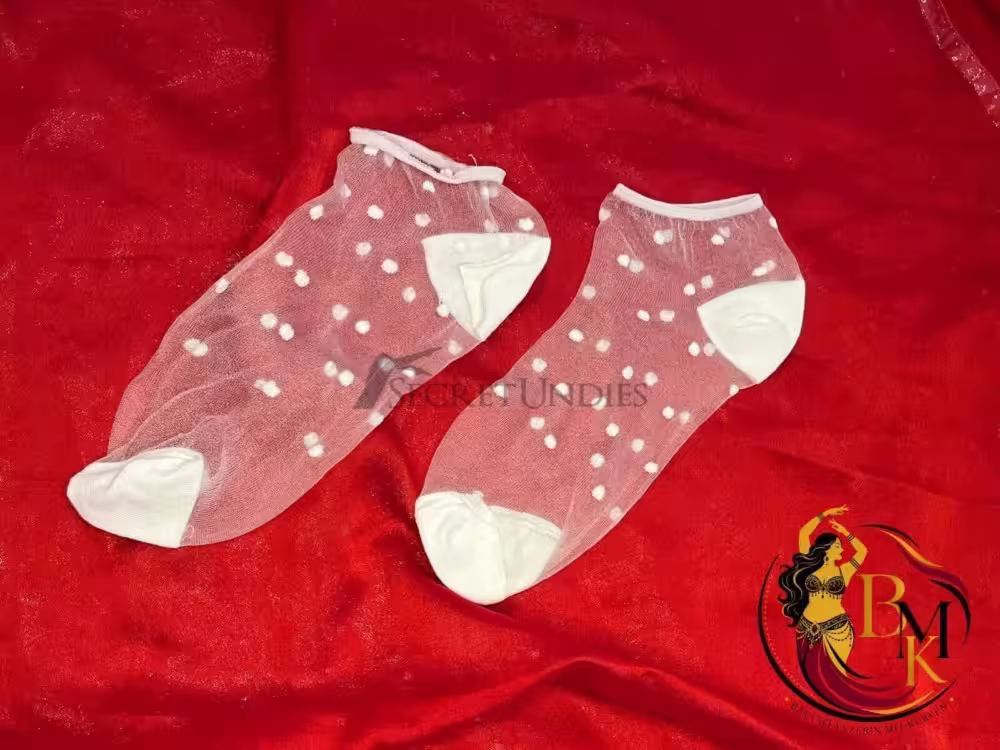 Weiße Mesh-Socken mit Punkten – zart, süß & feminin getragen – Bild 3