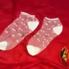 Weiße Mesh-Socken mit Punkten – zart, süß & feminin getragen