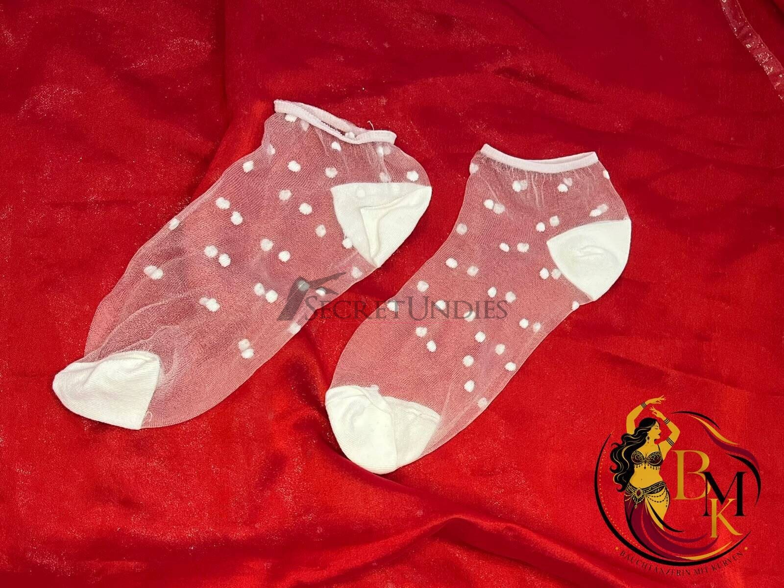 Weiße Mesh-Socken mit Punkten – zart, süß & feminin getragen 3 Weiße Mesh-Socken mit Punkten – zart, süß & feminin getragen – Bild 3