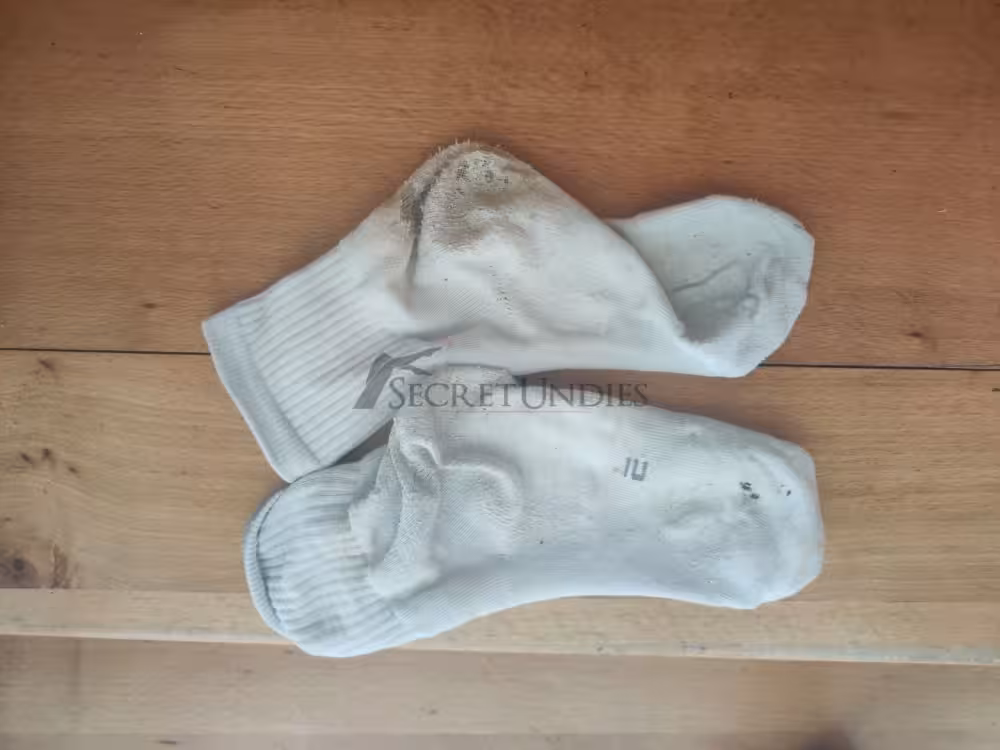 Stark getragene weiße Socken nach Wanderung – Bild 2