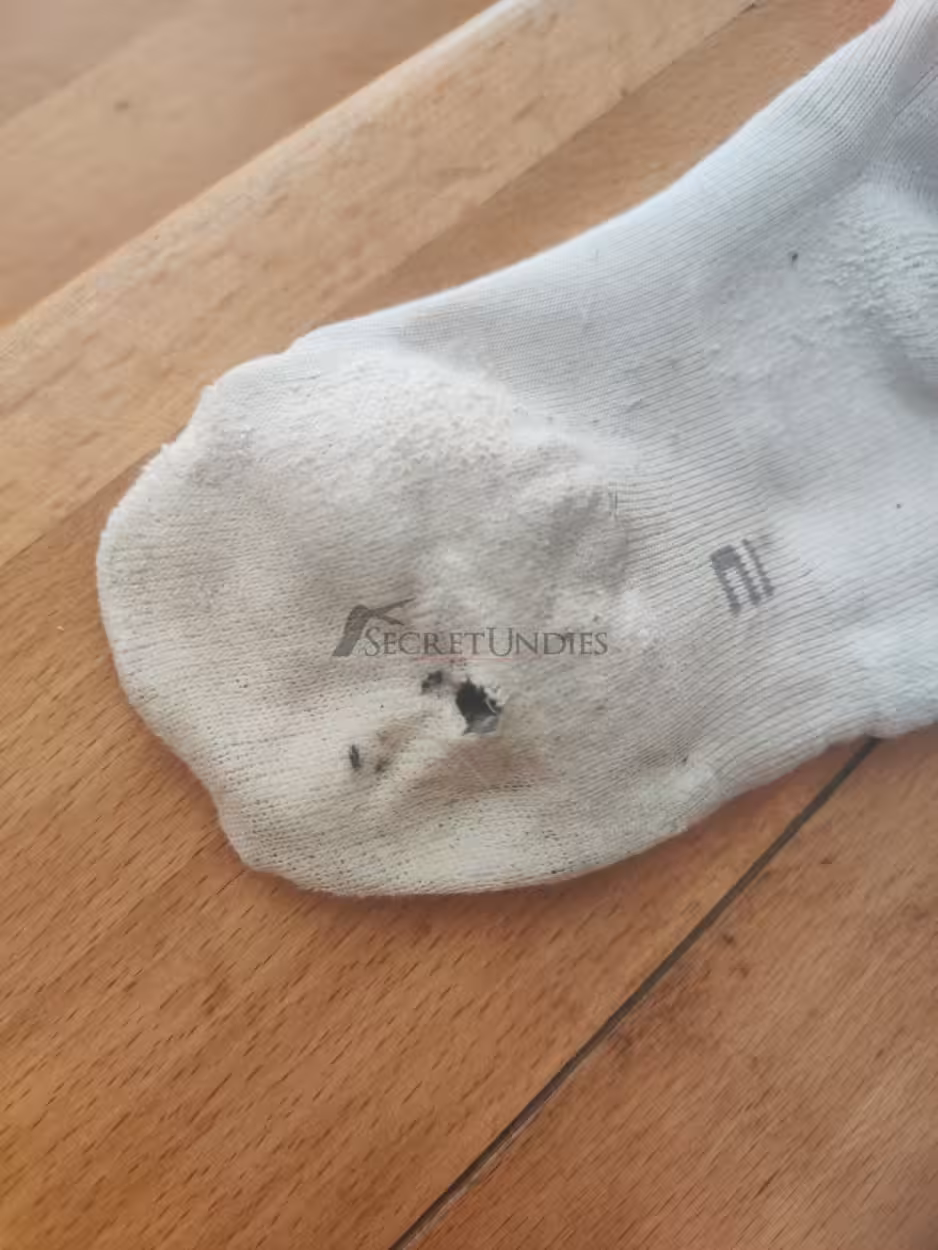 Stark getragene weiße Socken nach Wanderung – Bild 3