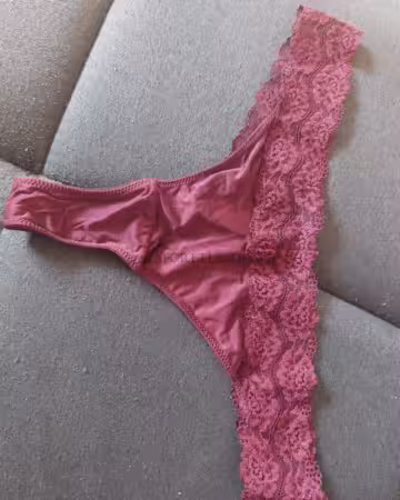 Kategorie getragene Jeans & Hosen kaufen 1 Spitzentanga Weinrot