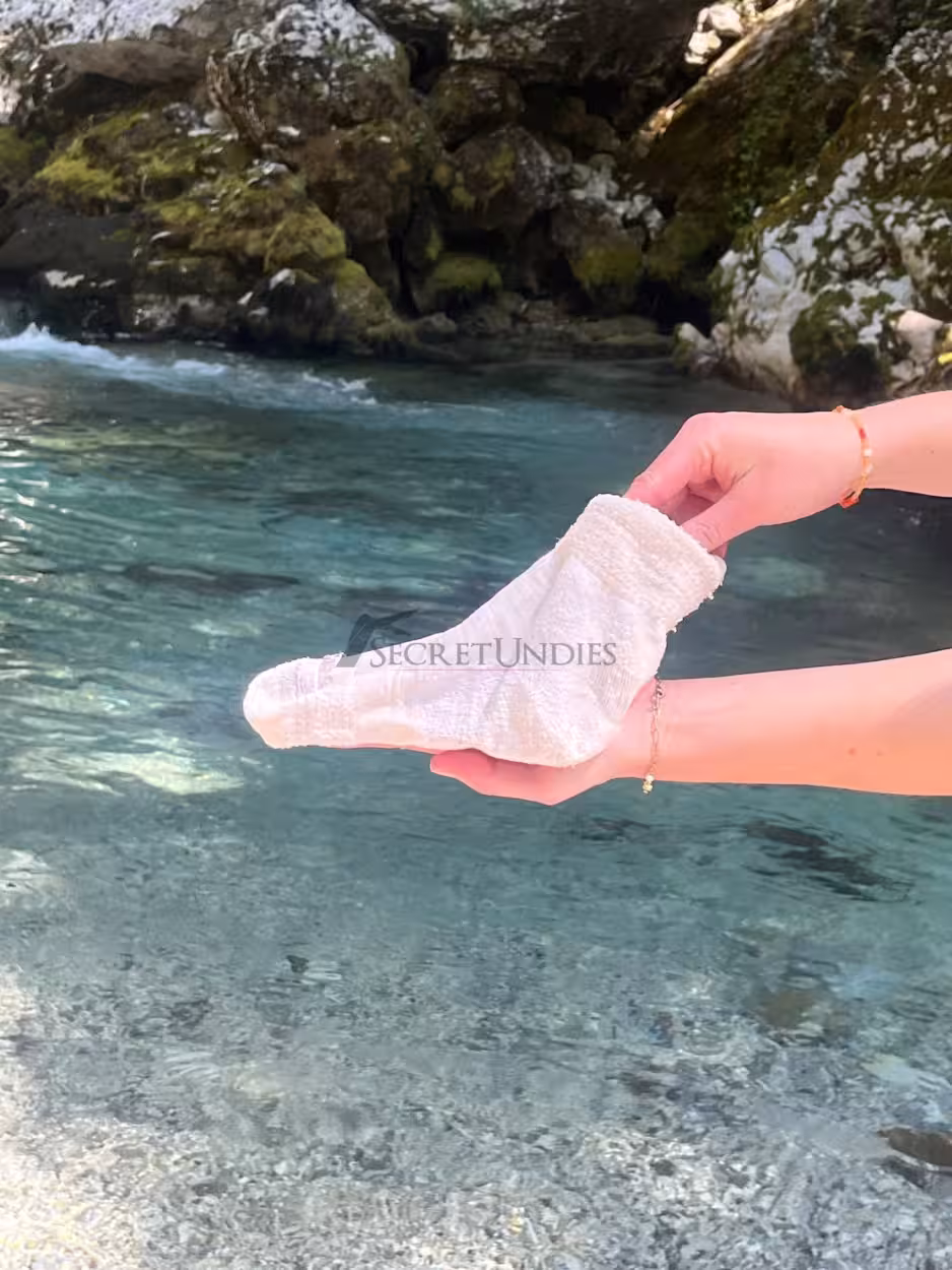 Stark getragene weiße Socken nach Wanderung