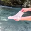 Stark getragene weiße Socken nach Wanderung