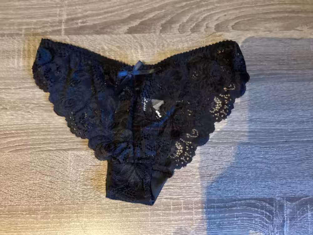 Schwarzer Spitzenslip, 2 Tage getragen