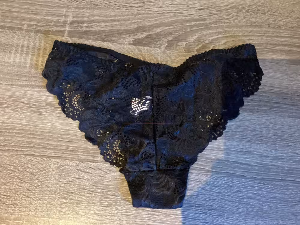 Schwarzer Spitzenslip, 2 Tage getragen – Bild 2