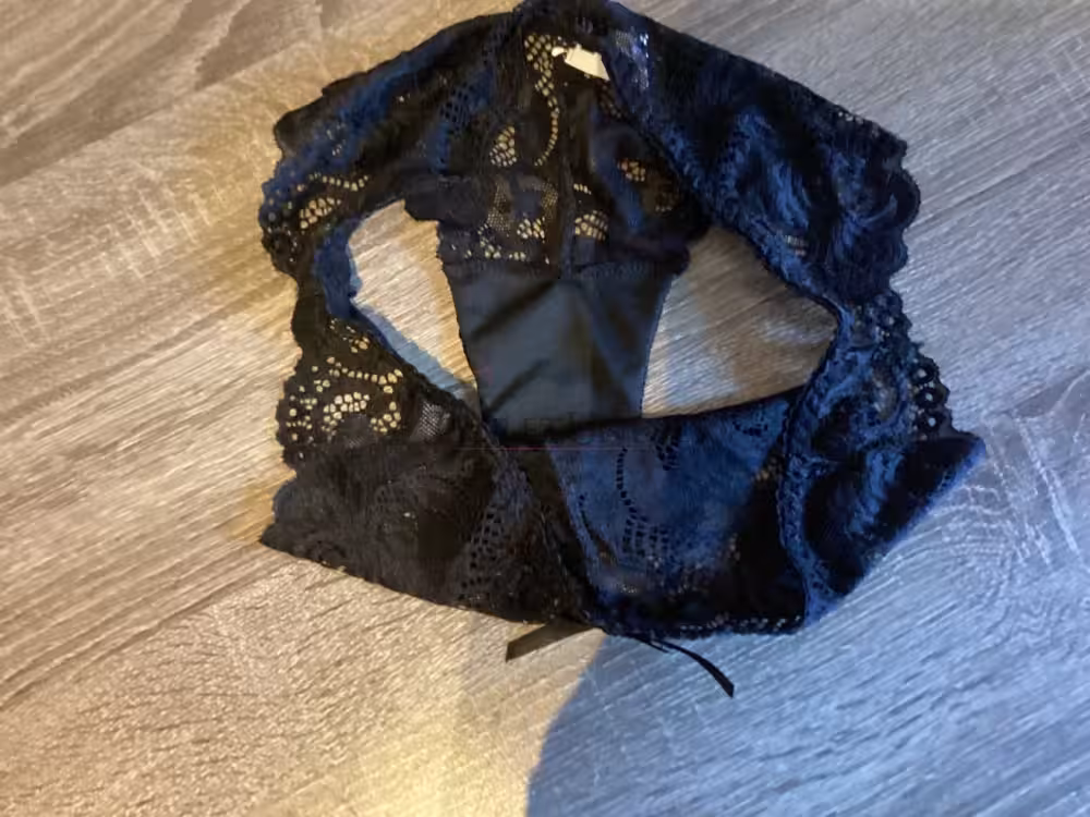 Schwarzer Spitzenslip, 2 Tage getragen – Bild 3