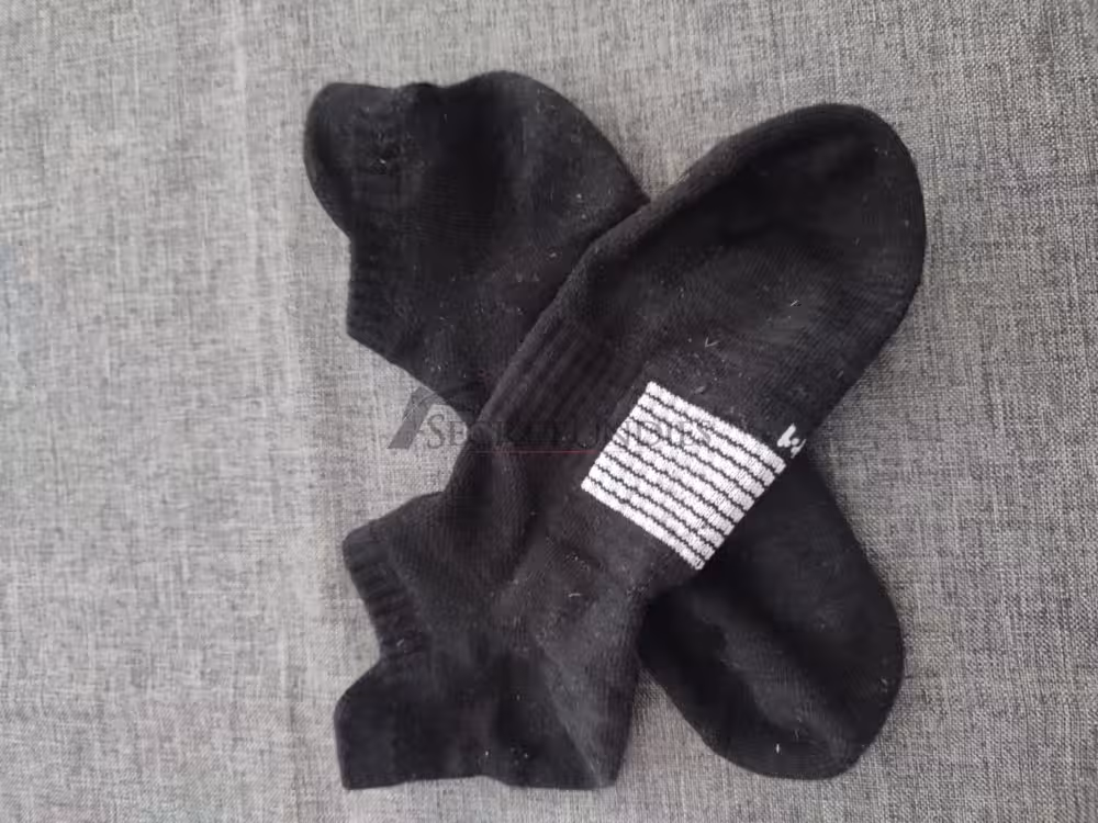 Schwarze Sneakersocken - 24h für dich getragen ✨ – Bild 5
