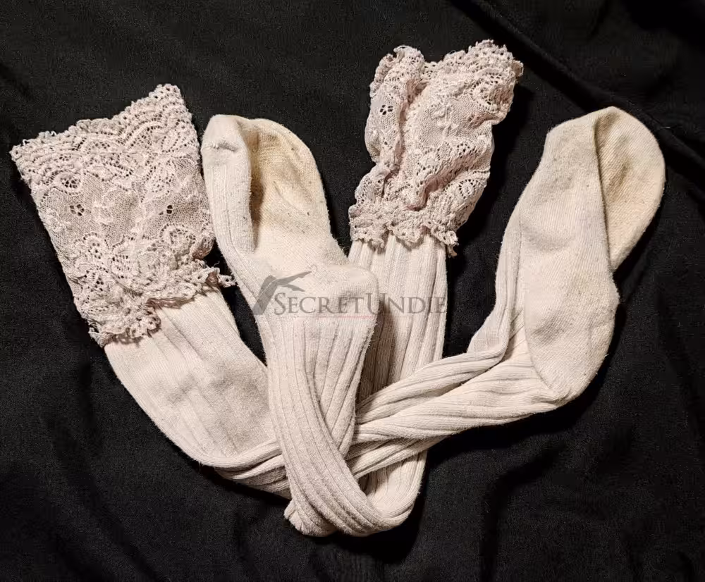 Sexy Kniestrümpfe aus Baumwolle mit Spitze und sichtbaren Gebrauchsspuren