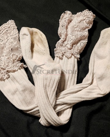 Sexy Kniestrümpfe aus Baumwolle mit Spitze und sichtbaren Gebrauchsspuren