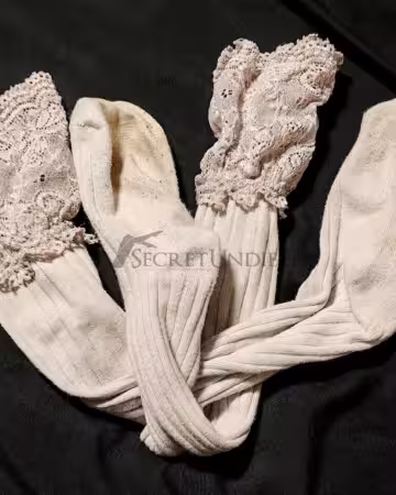 Sexy Kniestrümpfe aus Baumwolle mit Spitze und sichtbaren Gebrauchsspuren