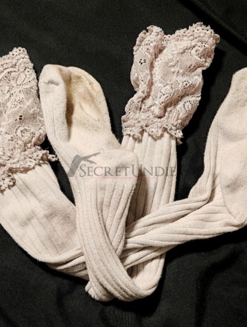 Sexy Kniestrümpfe aus Baumwolle mit Spitze und sichtbaren Gebrauchsspuren