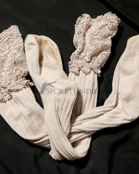 Sexy Kniestrümpfe aus Baumwolle mit Spitze und sichtbaren Gebrauchsspuren