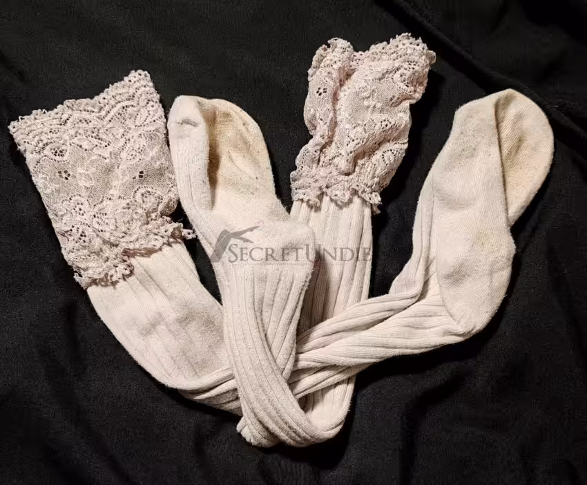 Sexy Kniestrümpfe aus Baumwolle mit Spitze und sichtbaren Gebrauchsspuren