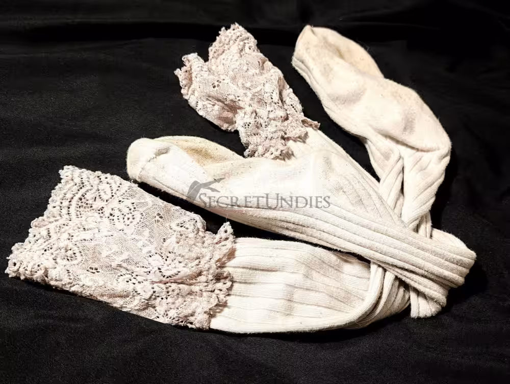 Sexy Kniestrümpfe aus Baumwolle mit Spitze und sichtbaren Gebrauchsspuren – Bild 3