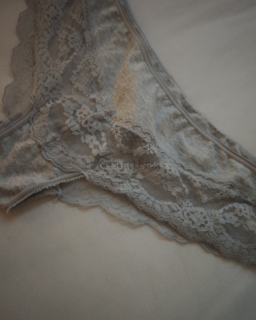 Grauer Brazilian Slip mit Spitze und ganz besonderer Duftnote💦