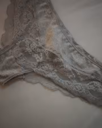 Grauer Brazilian Slip mit Spitze und ganz besonderer Duftnote💦