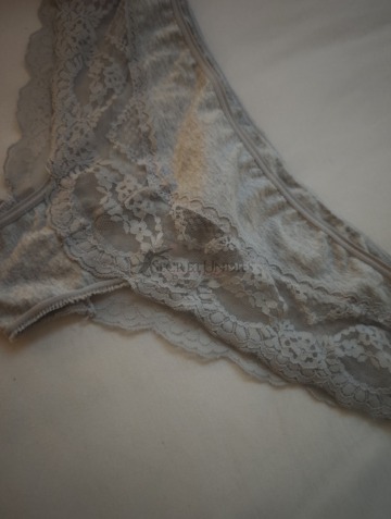 Grauer Brazilian Slip mit Spitze und ganz besonderer Duftnote💦