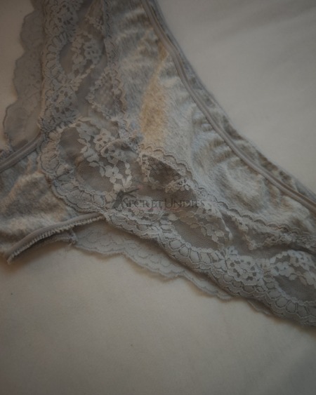 Grauer Brazilian Slip mit Spitze und ganz besonderer Duftnote💦