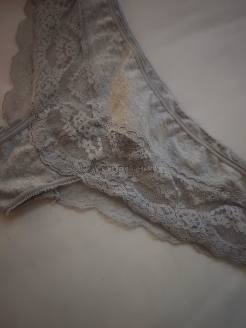 Grauer Brazilian Slip mit Spitze und ganz besonderer Duftnote💦
