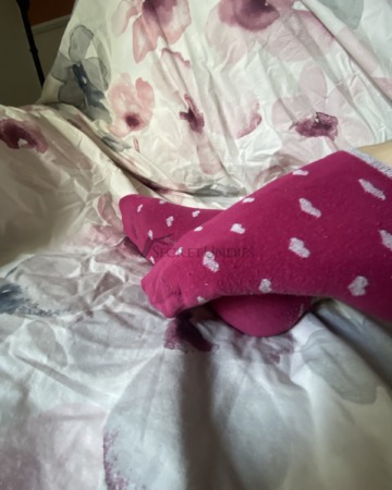 Pinke sneaker Socken mit weißen Herzen - mindestens 1 Tag lang getragen