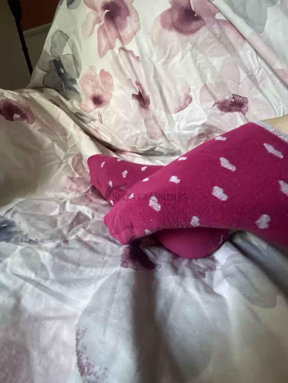 Pinke sneaker Socken mit weißen Herzen - mindestens 1 Tag lang getragen