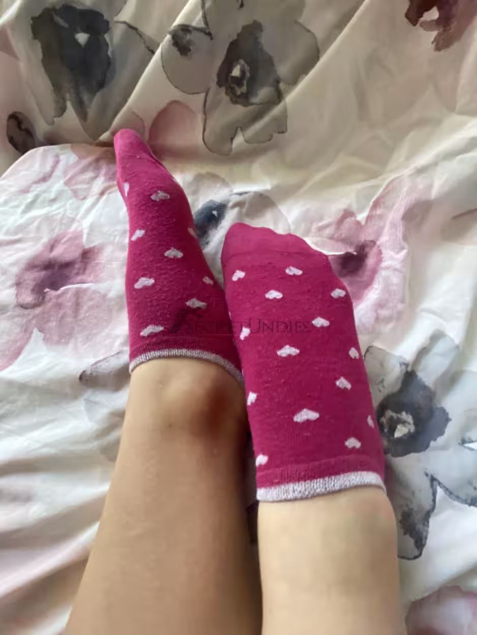 Pinke sneaker Socken mit weißen Herzen - mindestens 1 Tag lang getragen – Bild 2