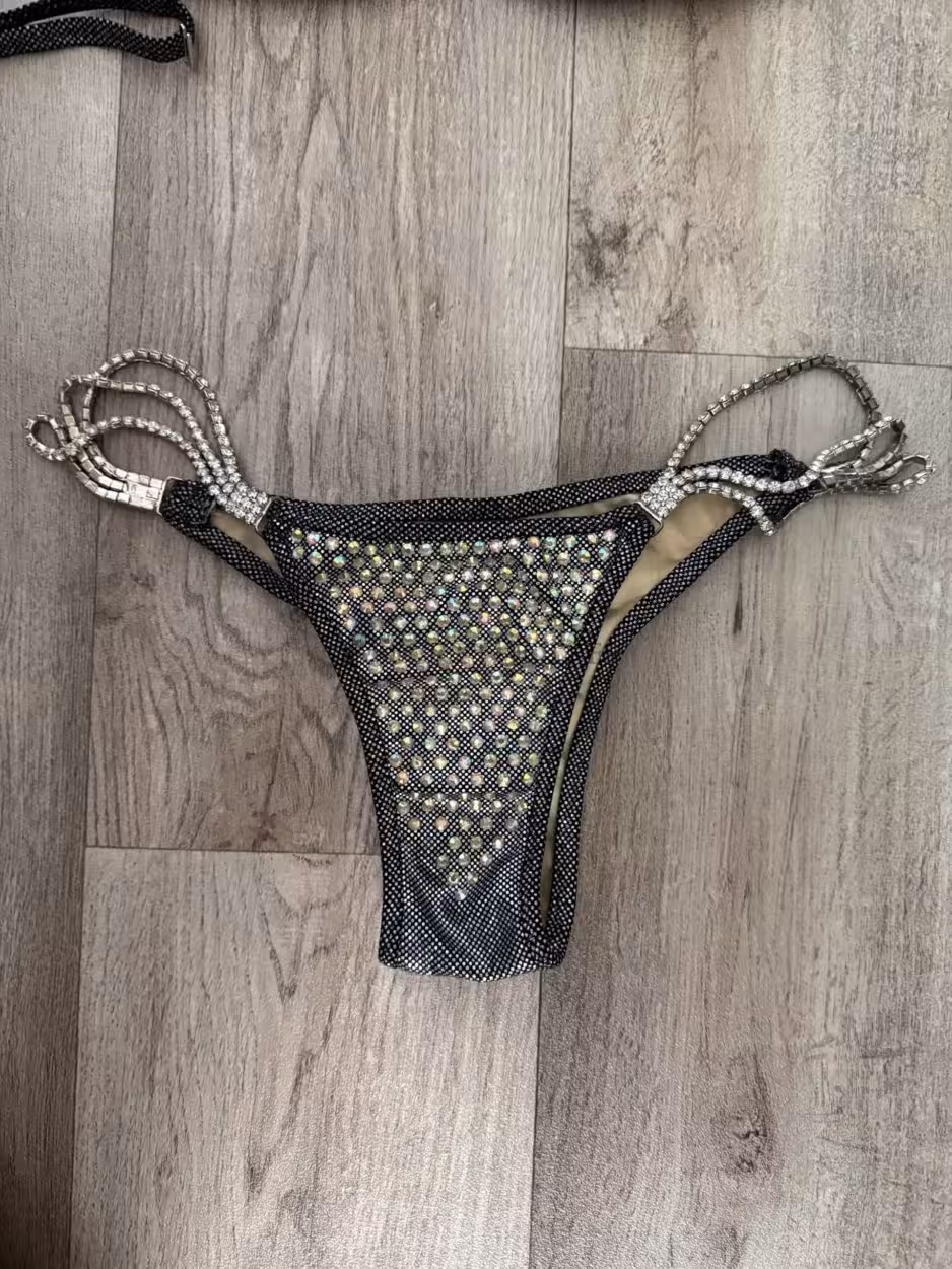 Silver Sparkle Competition Bikini – getragen bei mehreren Bodybuilding-Wettkämpfen – Bild 3