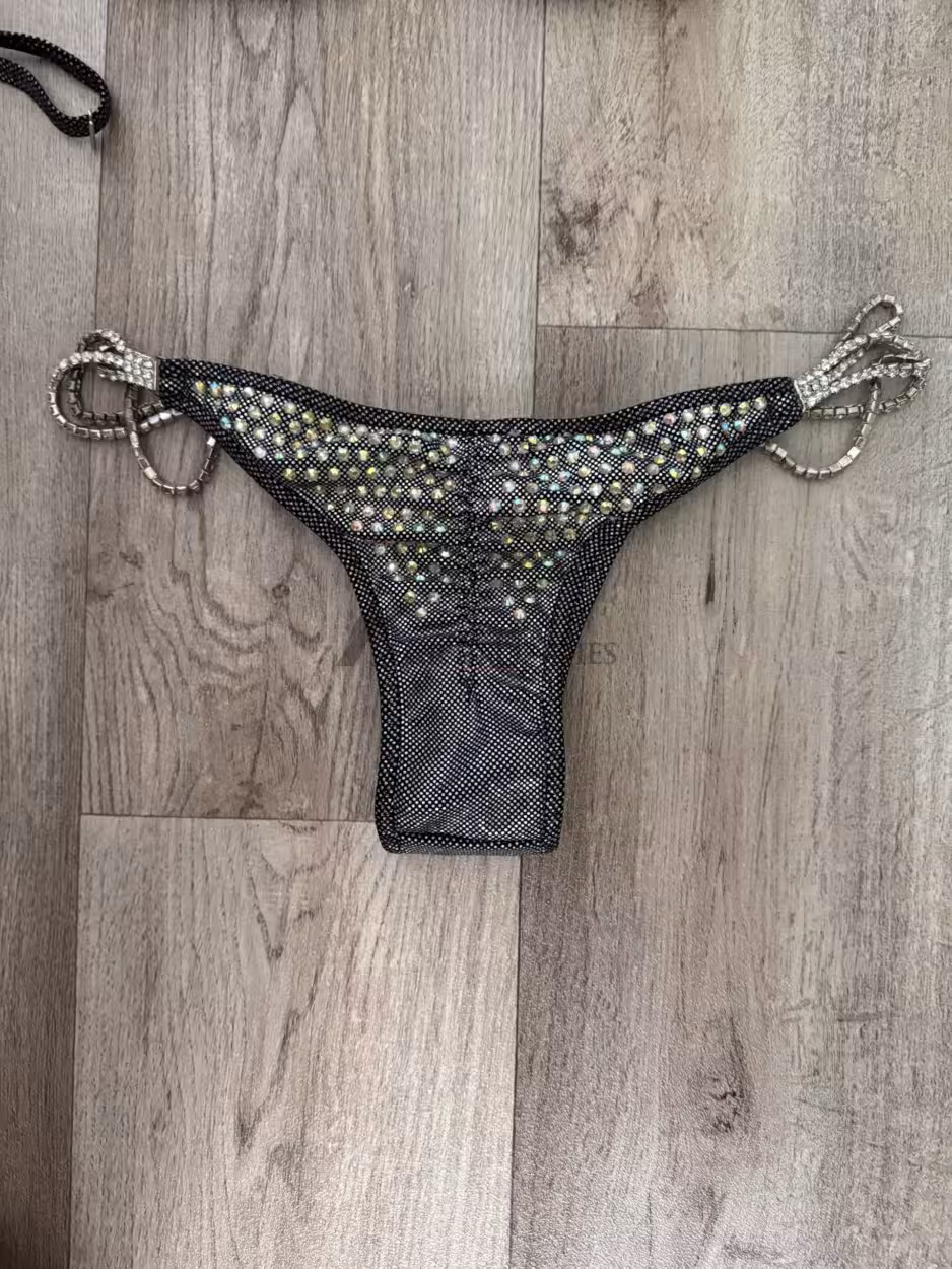 Silver Sparkle Competition Bikini – getragen bei mehreren Bodybuilding-Wettkämpfen – Bild 2