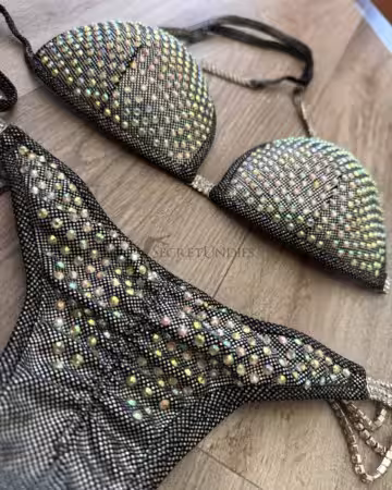 Silver Sparkle Competition Bikini – getragen bei mehreren Bodybuilding-Wettkämpfen