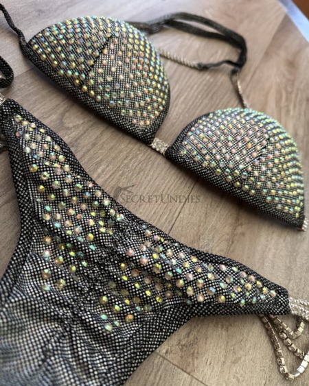 Silver Sparkle Competition Bikini – getragen bei mehreren Bodybuilding-Wettkämpfen