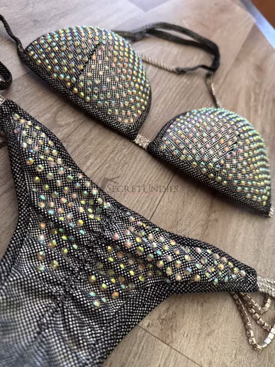 Silver Sparkle Competition Bikini – getragen bei mehreren Bodybuilding-Wettkämpfen