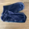 Schwarze Sneaker Socken getragen