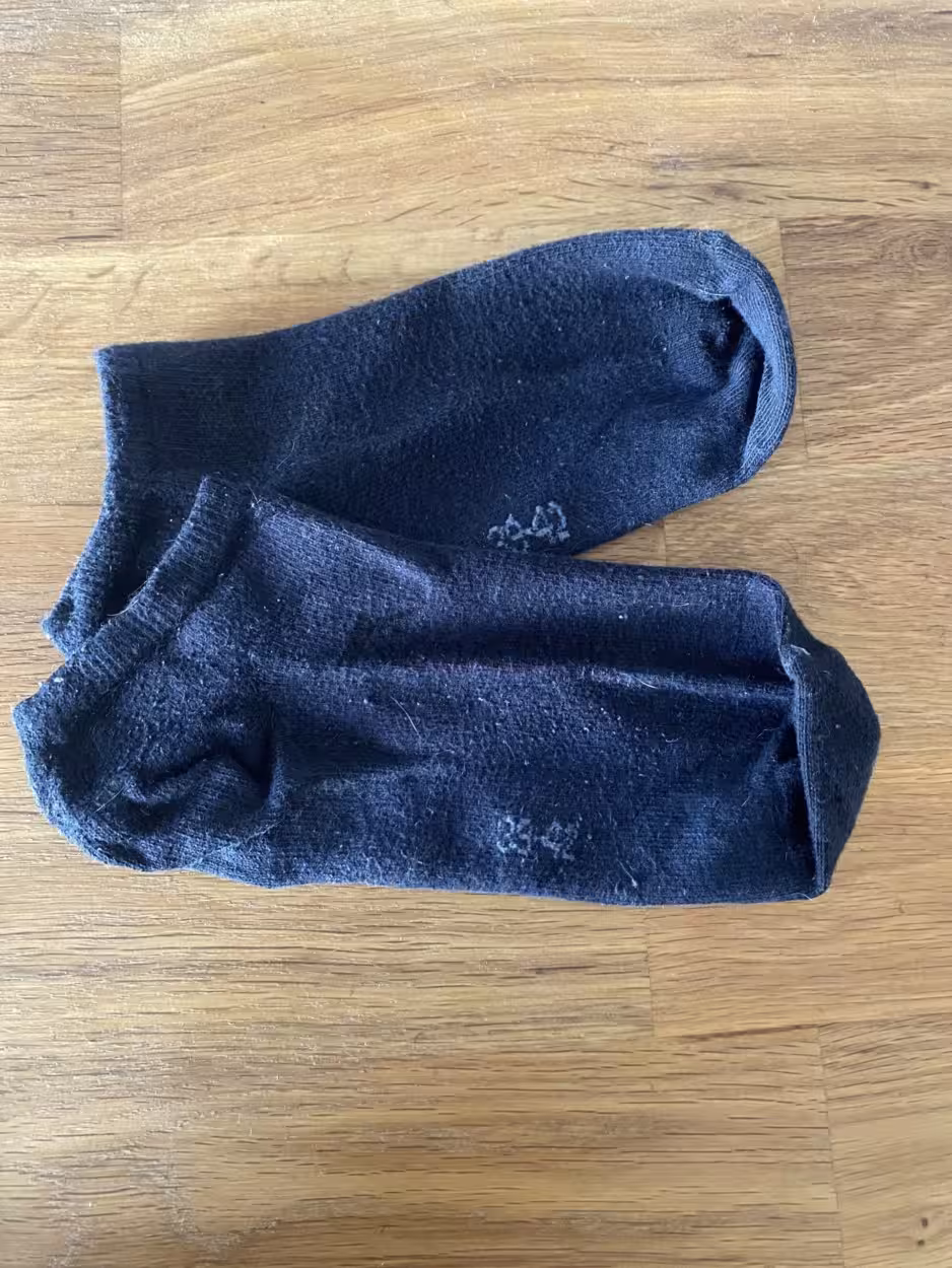 Schwarze Sneaker Socken getragen – Bild 2