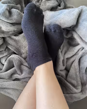 Schwarze Sneaker Socken getragen