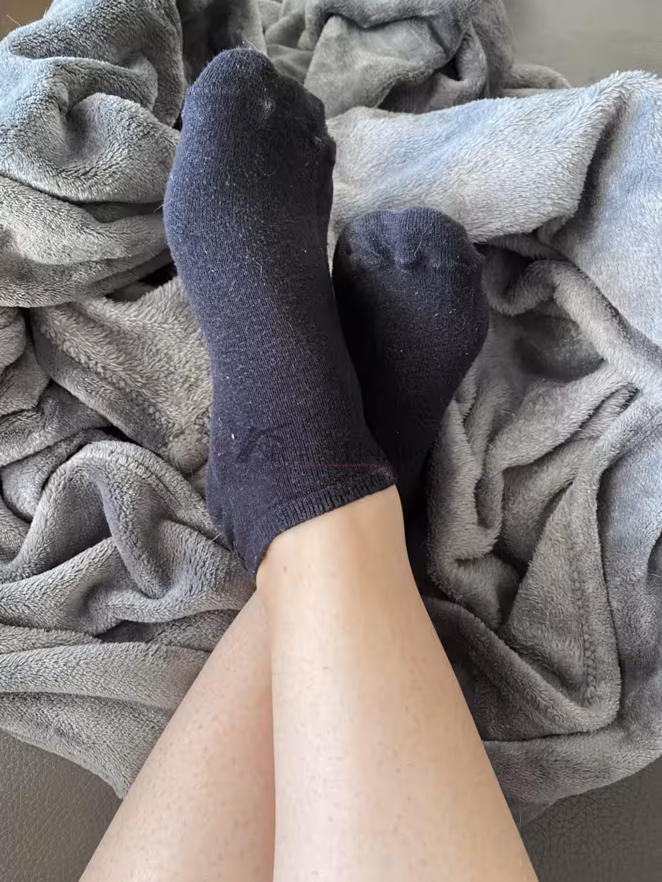 Schwarze Sneaker Socken getragen