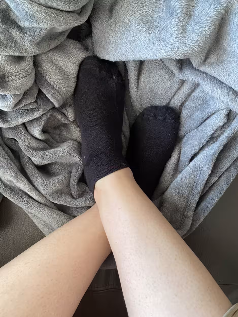 Schwarze Sneaker Socken getragen – Bild 3