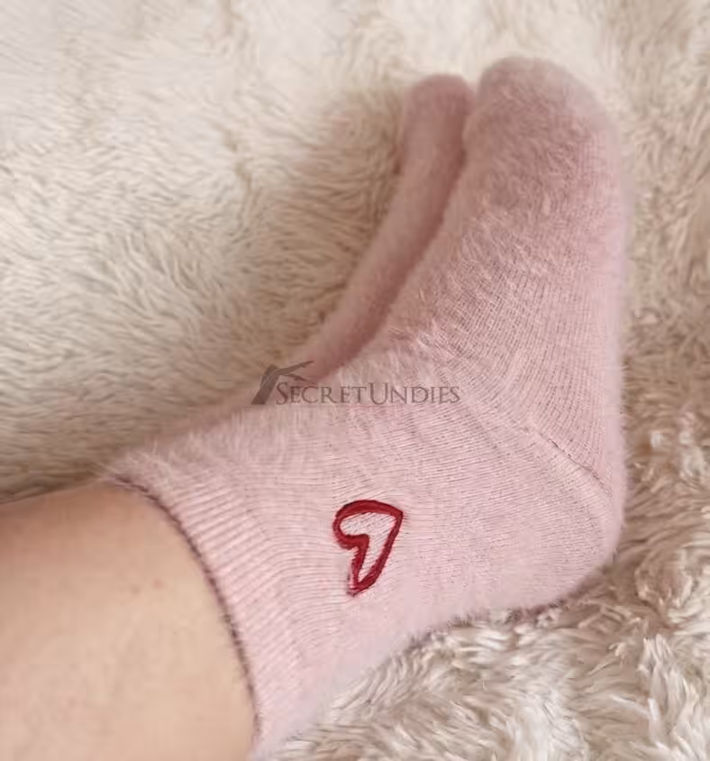 Kuschelige rosa Lieblingssocken, getragen im Bett mit den allerschönsten Gedanken 1 Kuschelige rosa Lieblingssocken, getragen im Bett mit den allerschönsten Gedanken