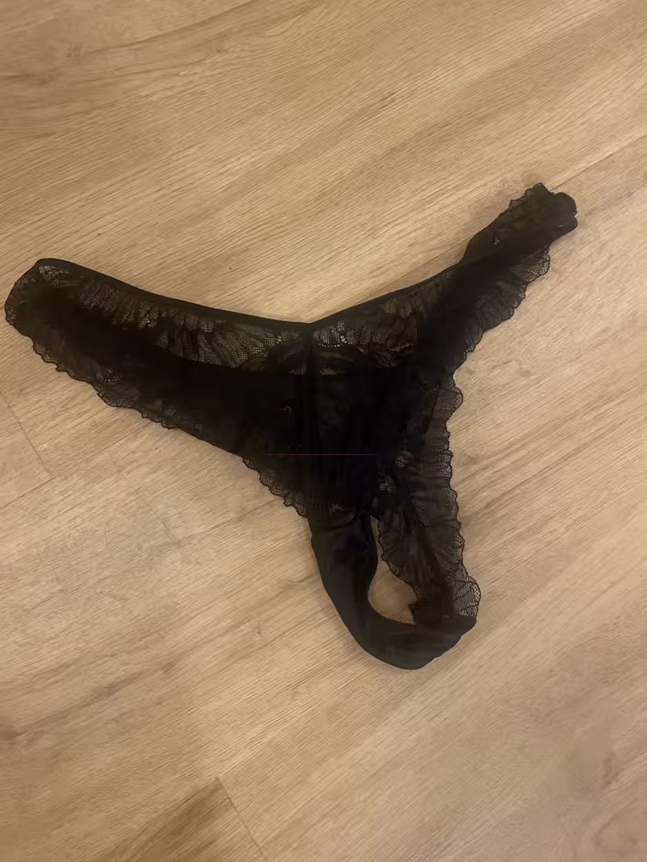 schwarzer Tanga aus Spitze – Bild 3