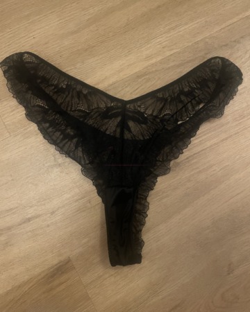 schwarzer Tanga aus Spitze