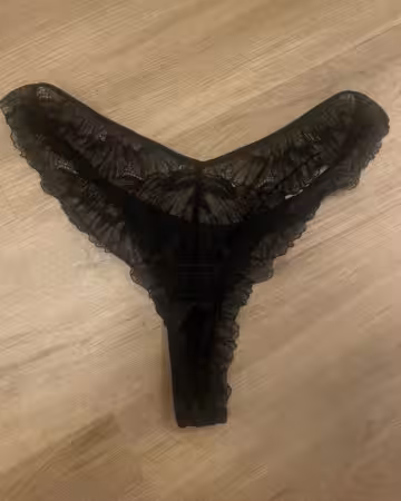 schwarzer Tanga aus Spitze