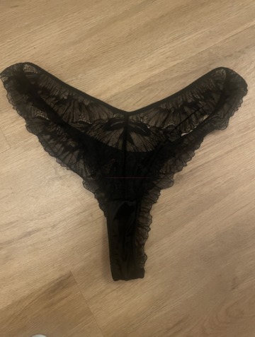 schwarzer Tanga aus Spitze