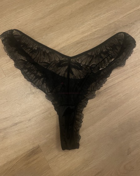 schwarzer Tanga aus Spitze