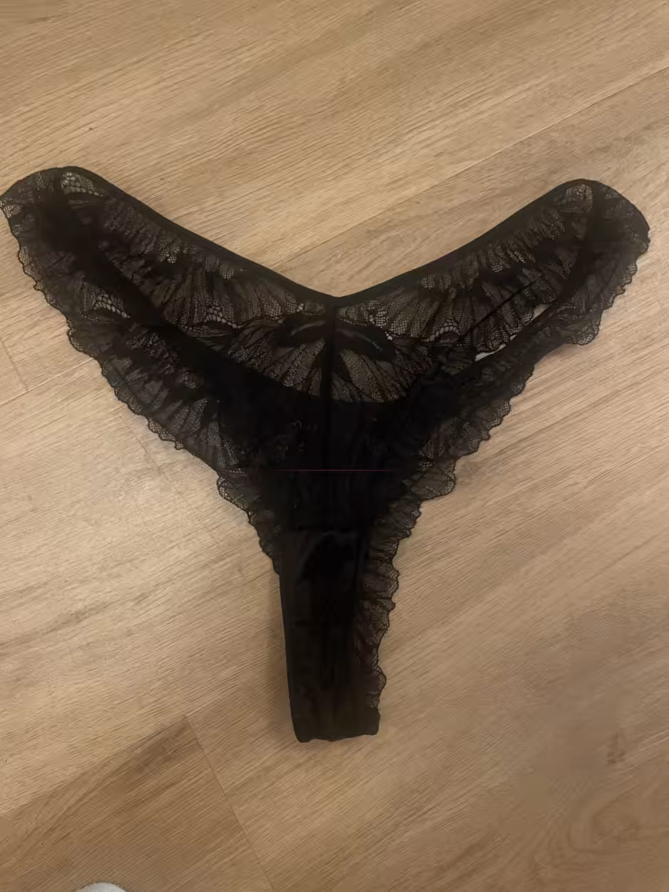 schwarzer Tanga aus Spitze