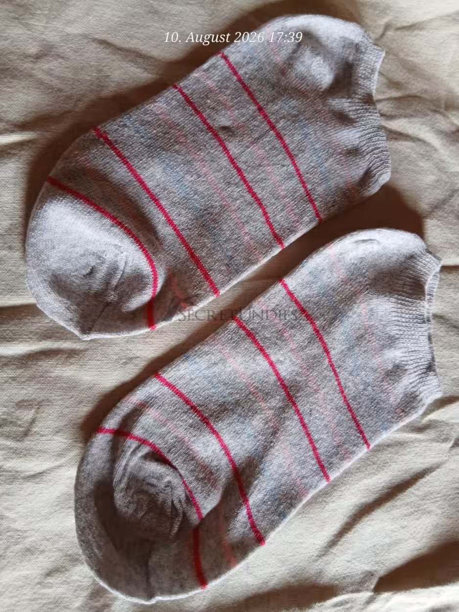 Sneakersocken in grau mit bunten Streifen 2 Sneakersocken in grau mit bunten Streifen – Bild 2