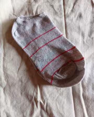 Kategorie Getragene Sneakersocken kaufen 5 Sneakersocken in grau mit bunten Streifen